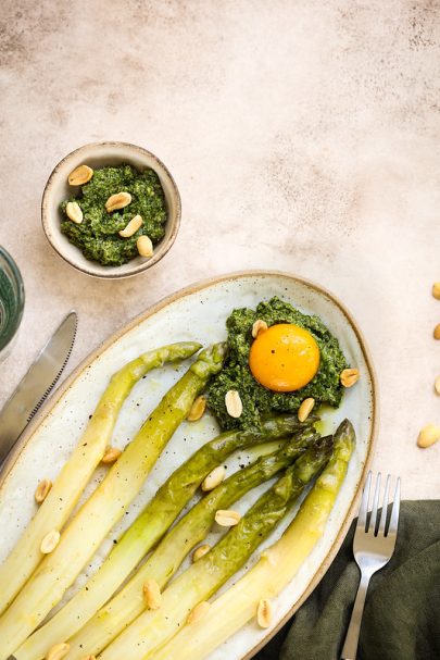 Asperges blanches, jaune d’oeuf mariné et pesto