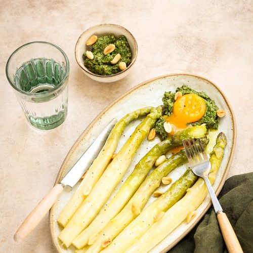 asperges pesto coriandre jaune oeuf marine