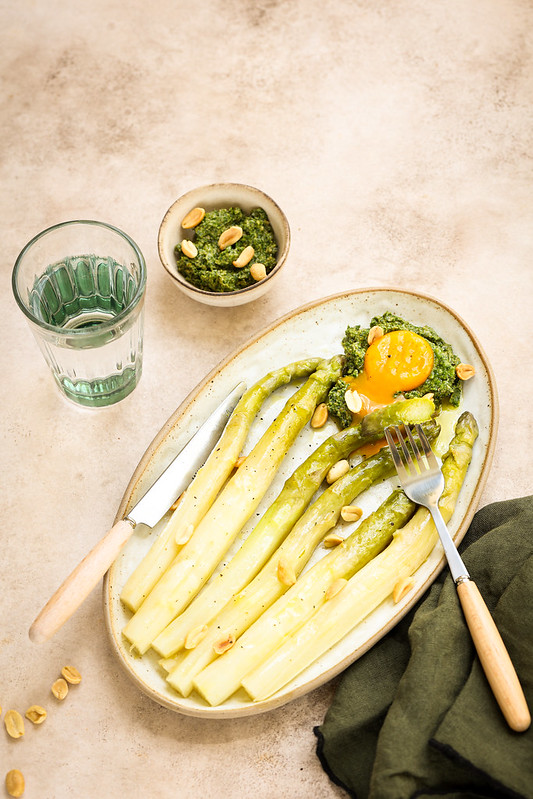 asperges pesto coriandre jaune oeuf marine