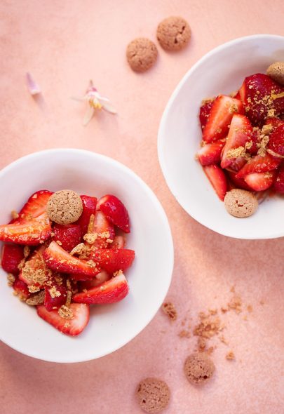 Salade de fraises au citron, fleur d’oranger et amaretti