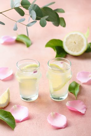 Citronnade maison à la rose