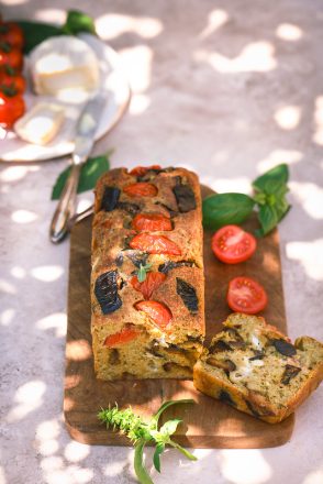 Cake aux aubergines, chèvre et tomates