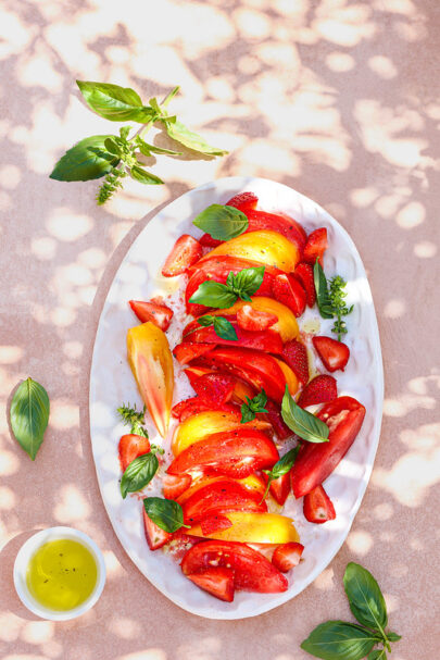 Salade de tomates, fraises et basilic inspirée de Passedat