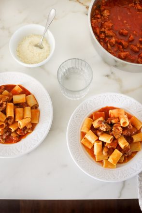 Pâtes à la zozzona (à la saucisse, façon amatriciana et carbonara)