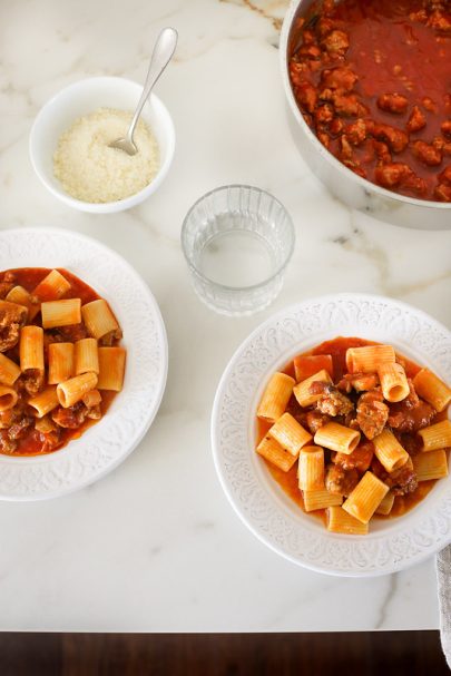 Pâtes à la zozzona (à la saucisse, façon amatriciana et carbonara)
