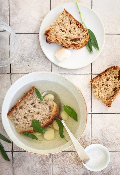 Aïgo Boulido (bouillon léger à l’ail)