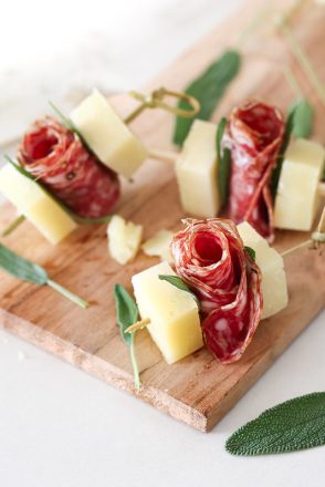 Brochettes toscanes de salami et brebis (finocchiona et pecorino)