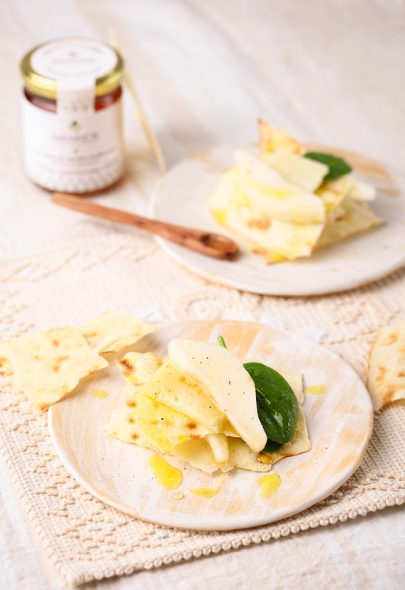 Mille-feuilles de pain carasau, pecorino, poire et miel en hommage à la Sardaigne