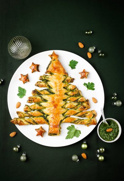 Sapin feuilleté au pesto de persil, épinards et amandes
