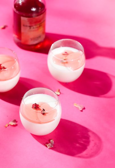 Panna cotta au yaourt, sirop de rose