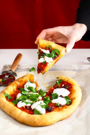 Pizza tomate, burrata et n’duja (avec la vidéo)