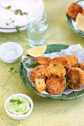 Galettes de saumon à la patate douce, mayonnaise maison à la coriandre