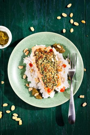 Saumon croustillant aux cacahouètes et curry vert, riz coco