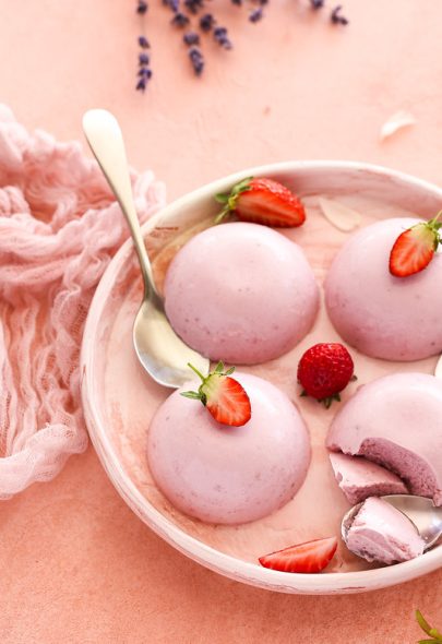 Panna cotta aux fraises et à la noix de coco