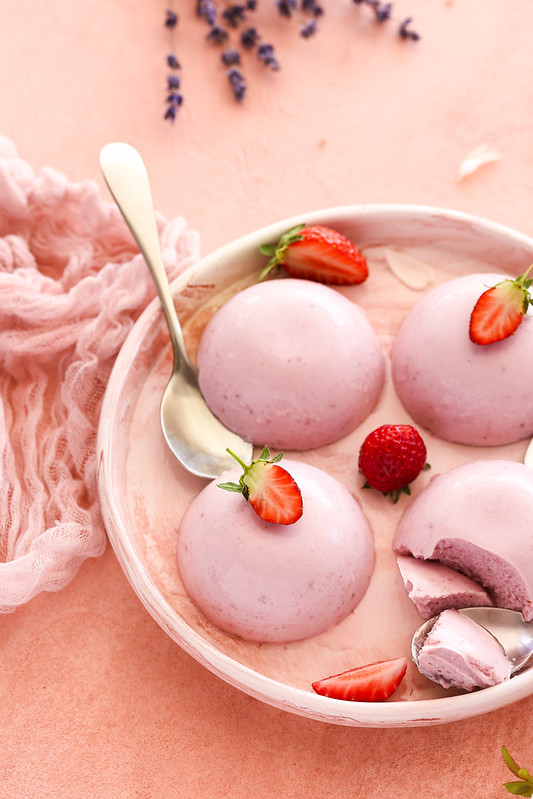 Panna cotta aux fraises et à la noix de coco