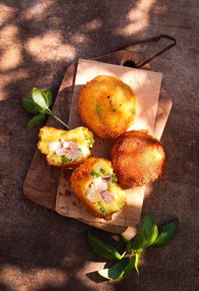 Arancini au jambon et mozzarella comme à palerme en sicile
