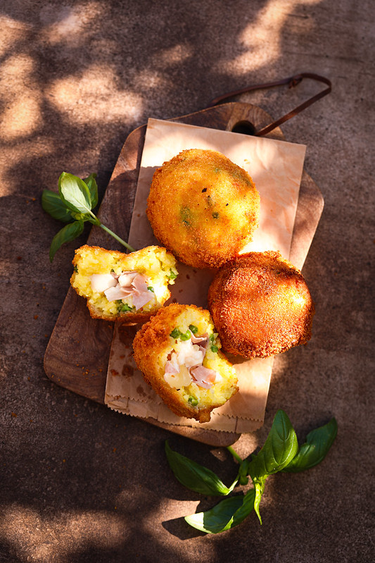 Arancini au jambon et mozzarella comme à palerme en sicile