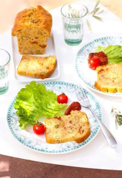 Cake aux olives et aux tomates séchées