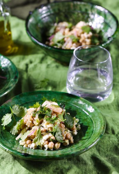 Salade de pois chiches, feta et oignons à la grecque