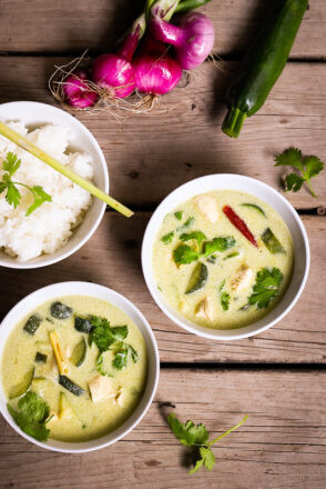 Curry vert de poulet aux courgettes, léger et rapide