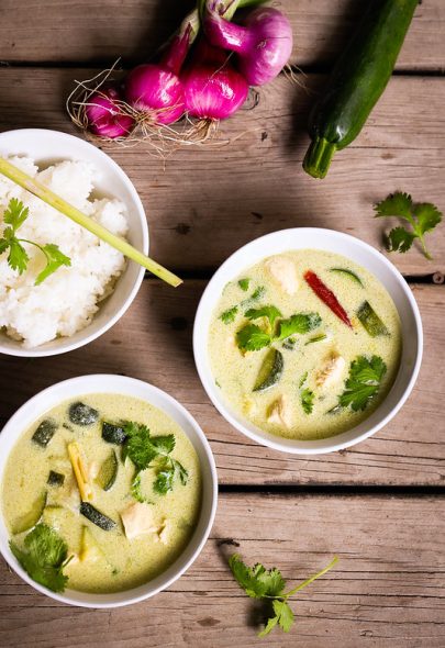 Curry vert de poulet aux courgettes, léger et rapide