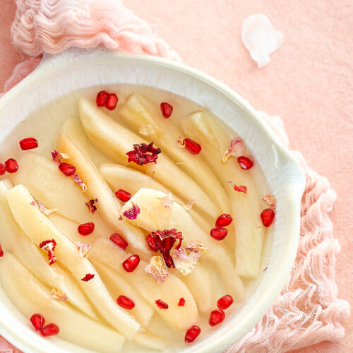 Poires pochées à la rose
