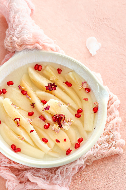 Poires pochées à la rose